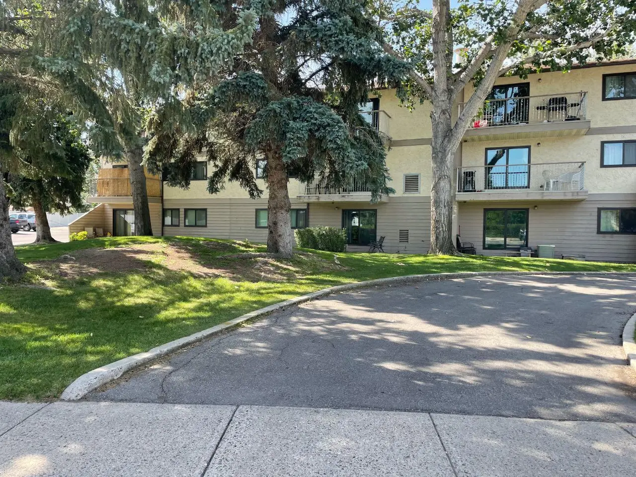 207, 855 Columbia Boulevard W