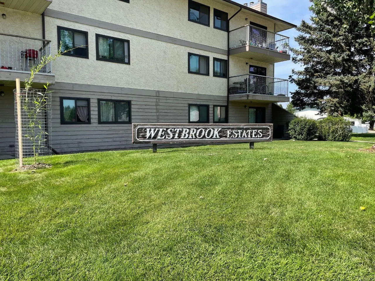 207, 855 Columbia Boulevard W