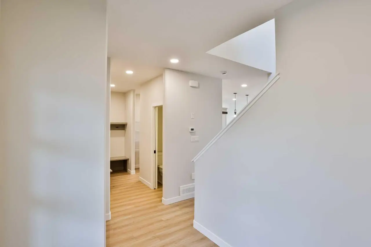 877 Devonia Circle W