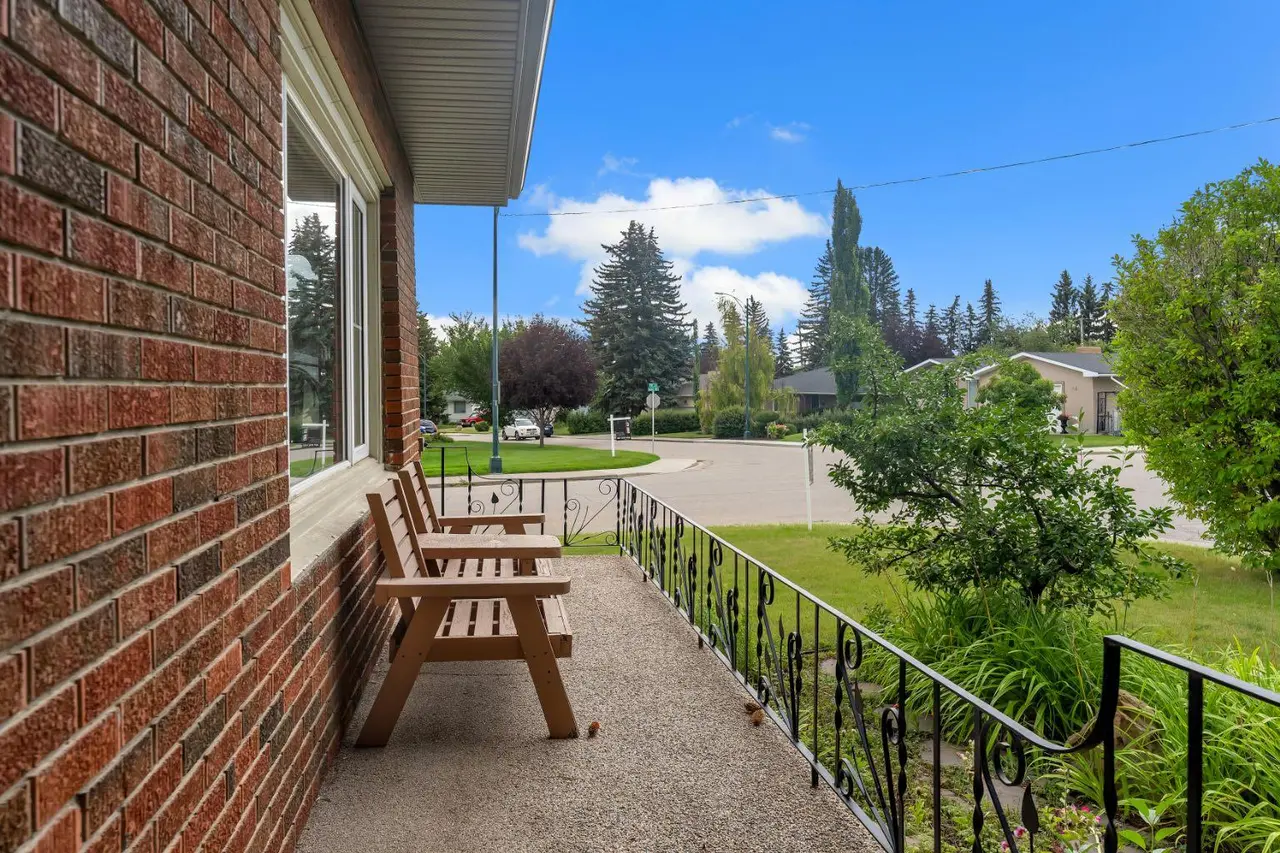 2204 Halifax Crescent NW