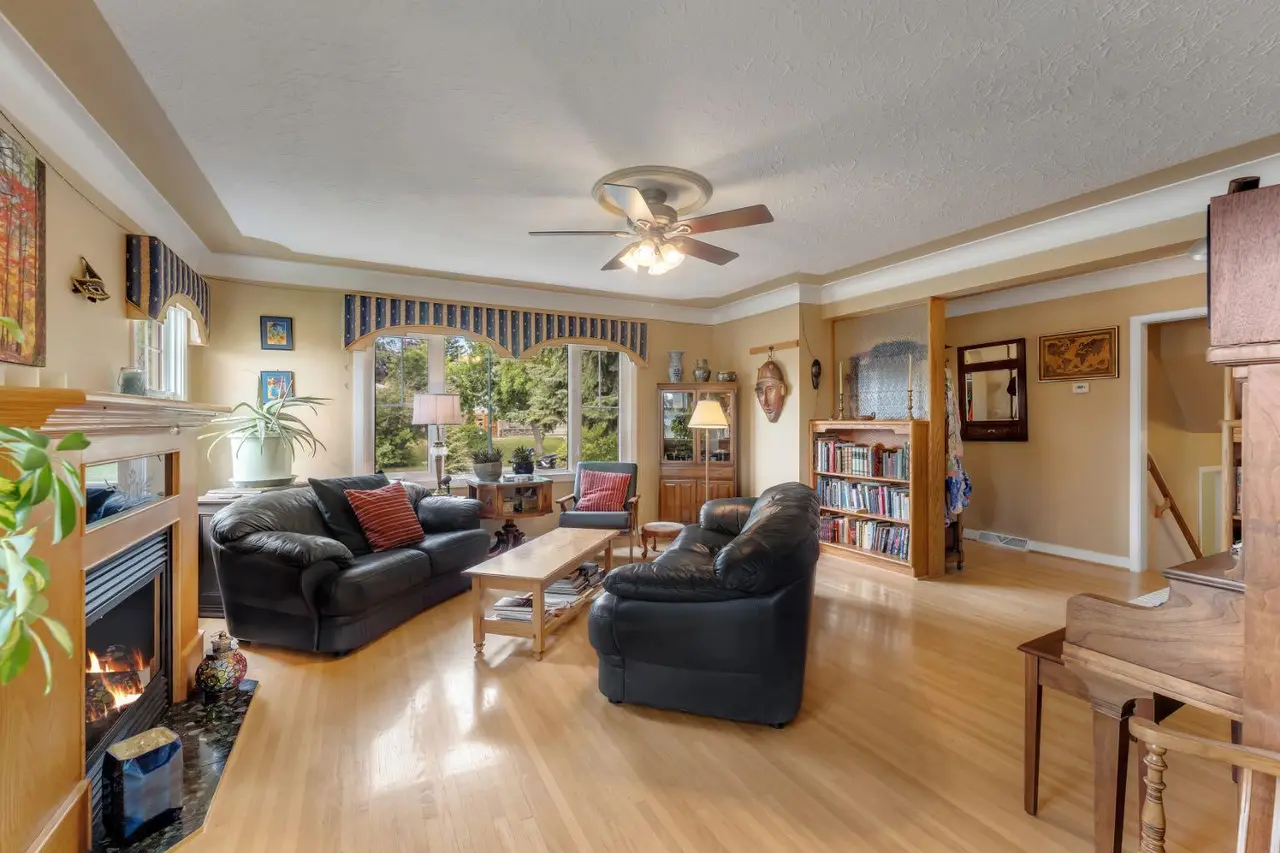 2204 Halifax Crescent NW