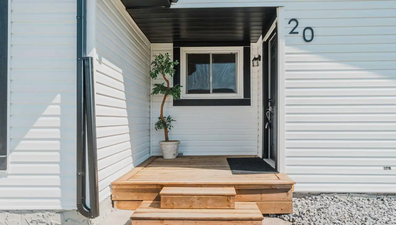 20 Castlegrove Way NE