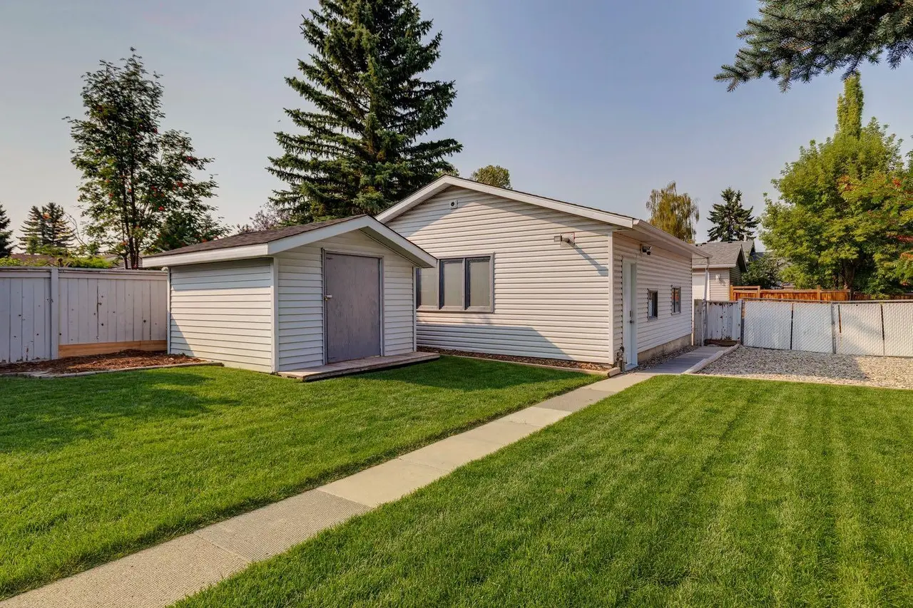 92 Woodford Drive SW