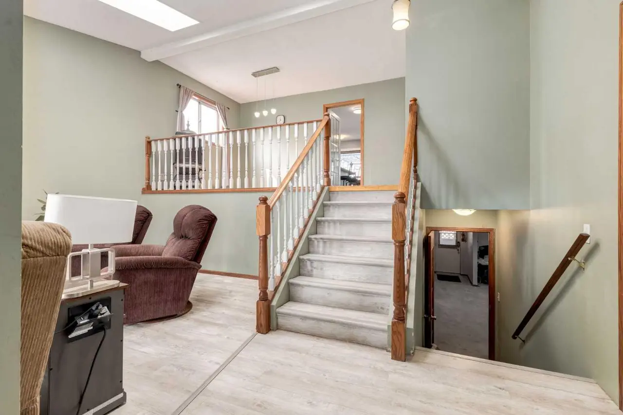 75 Sandstone Crescent SE
