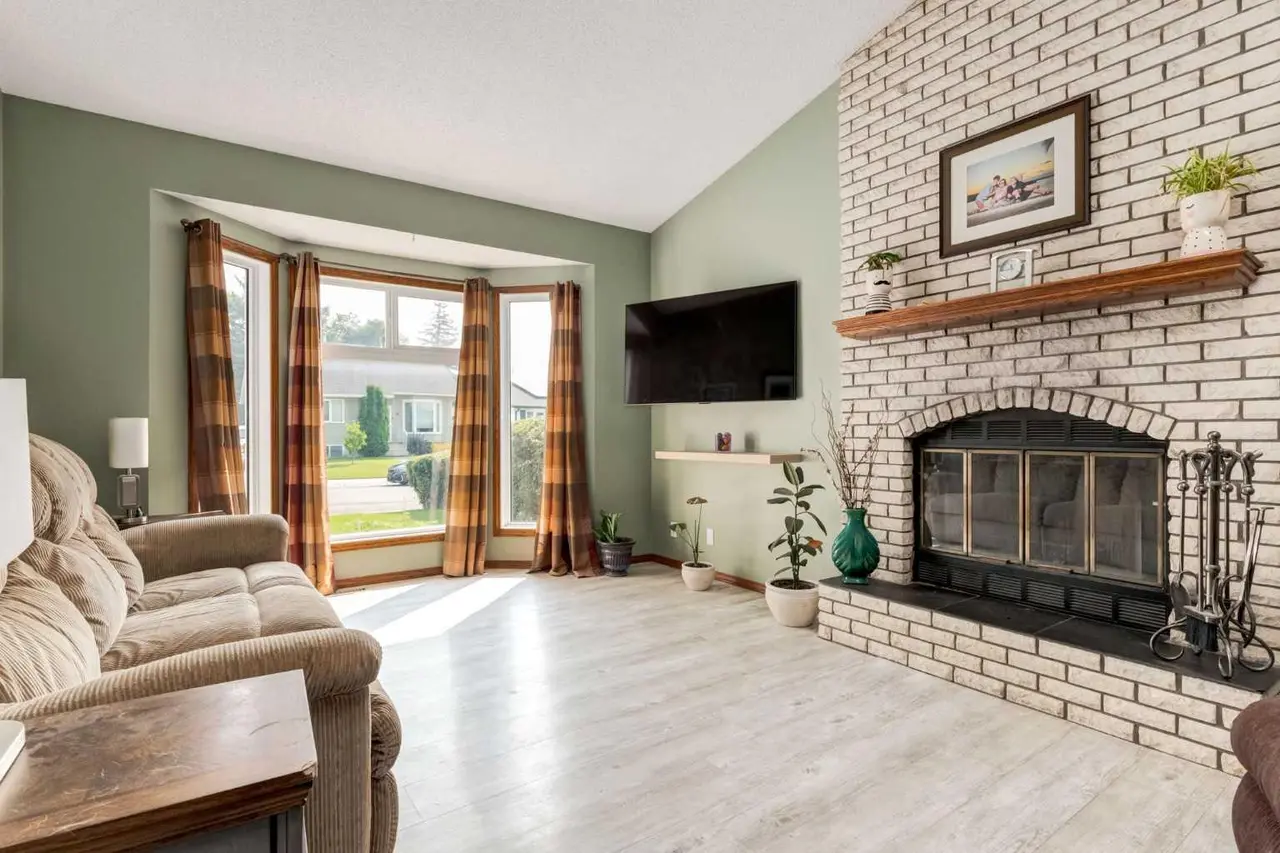 75 Sandstone Crescent SE