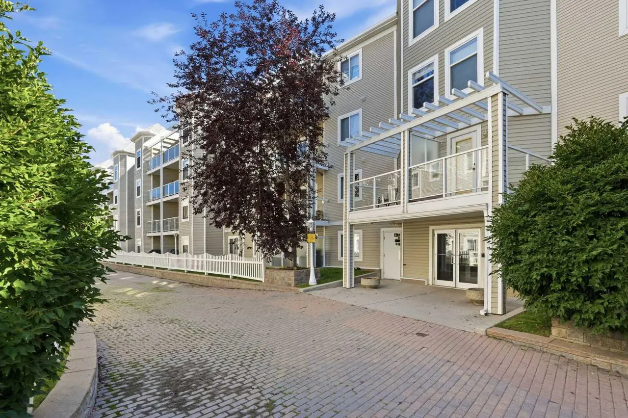 221, 290 Shawville Way SE
