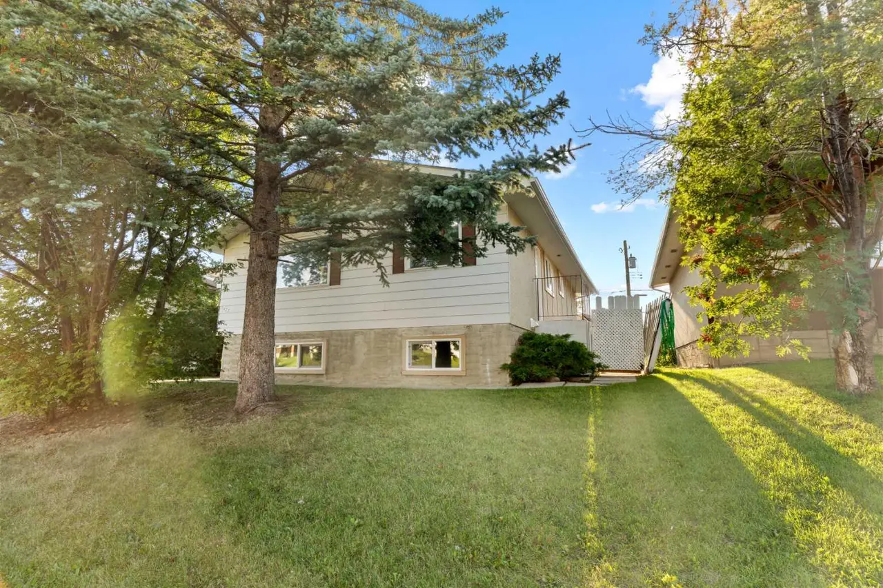1427 43 Street NE