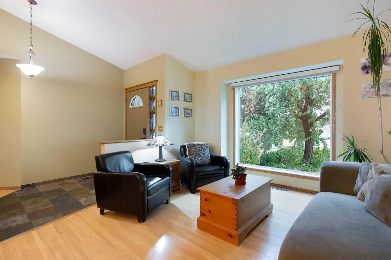 337 Sandringham Court NW