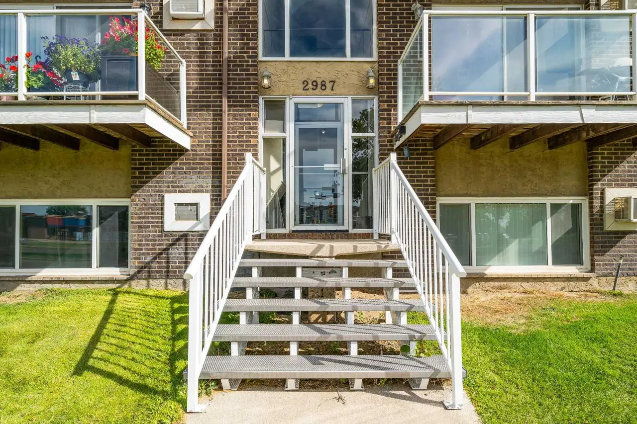 206, 2987 Dunmore Road SE