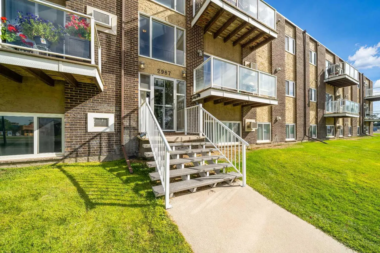 206, 2987 Dunmore Road SE