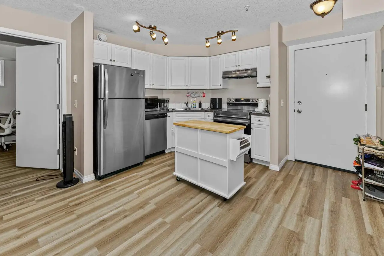 208, 2000 Applevillage Court SE