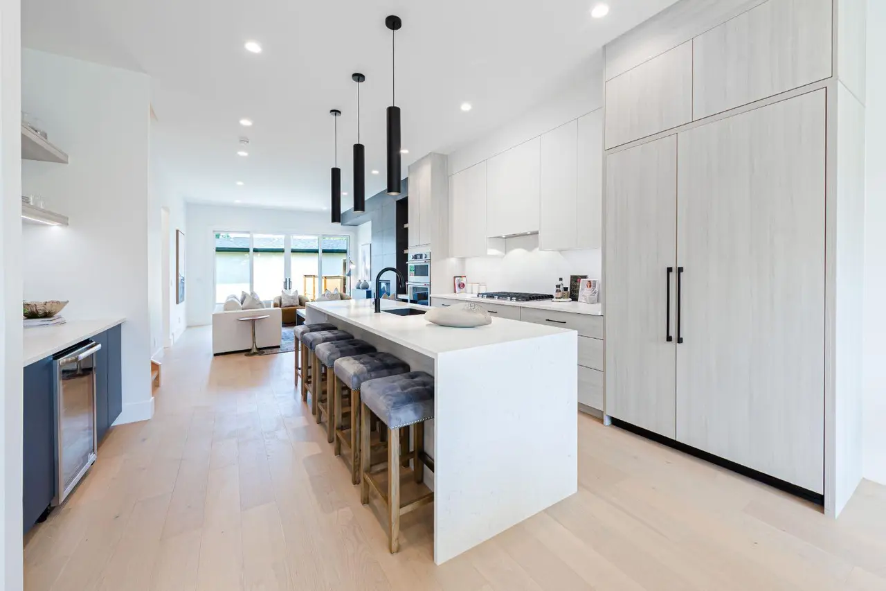 2302 Osborne Crescent SW