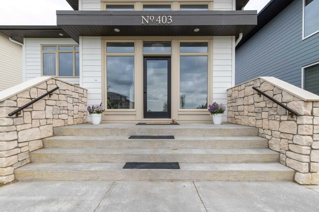 403 Caledonia Boulevard W