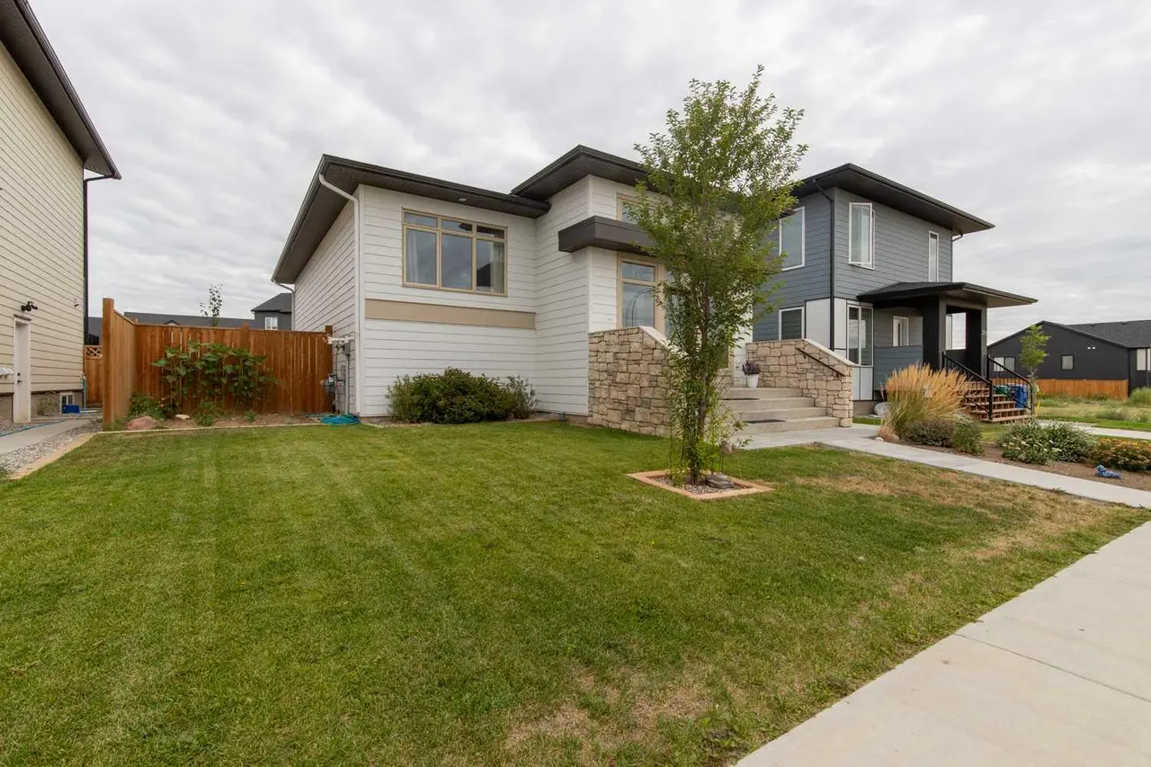 403 Caledonia Boulevard W