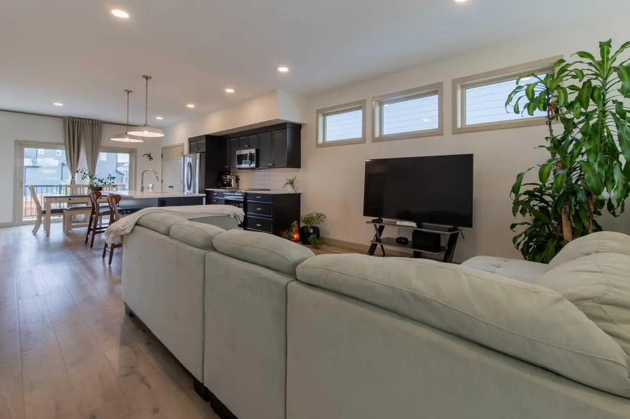 403 Caledonia Boulevard W
