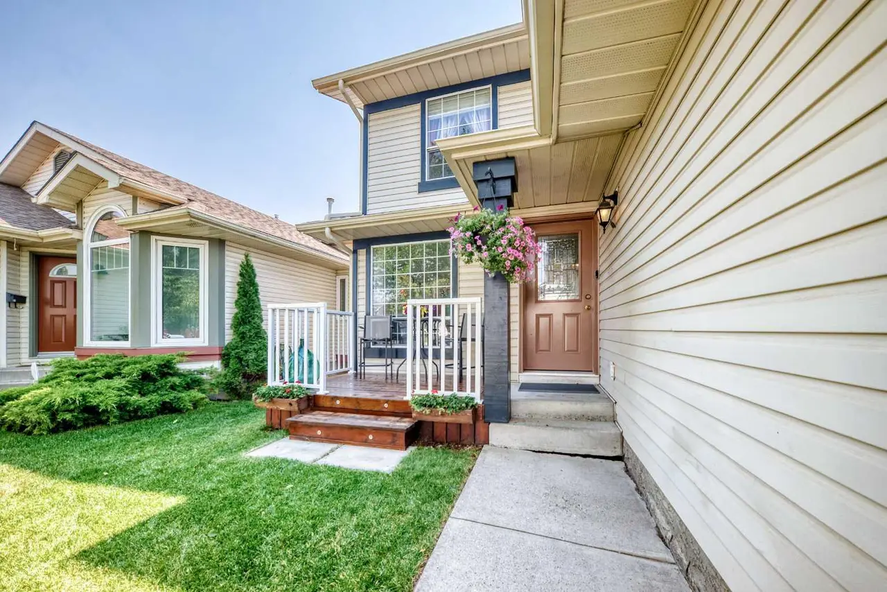 144 Riverstone Crescent SE