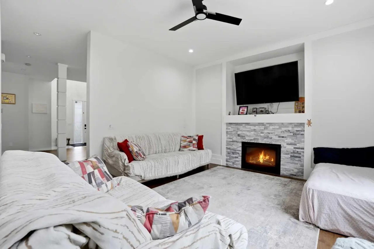 166 Kinniburgh Crescent 