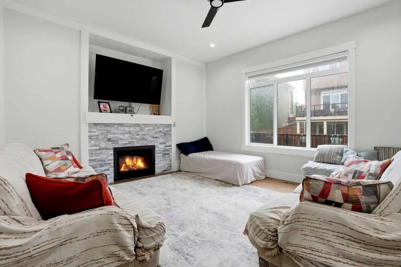 166 Kinniburgh Crescent 