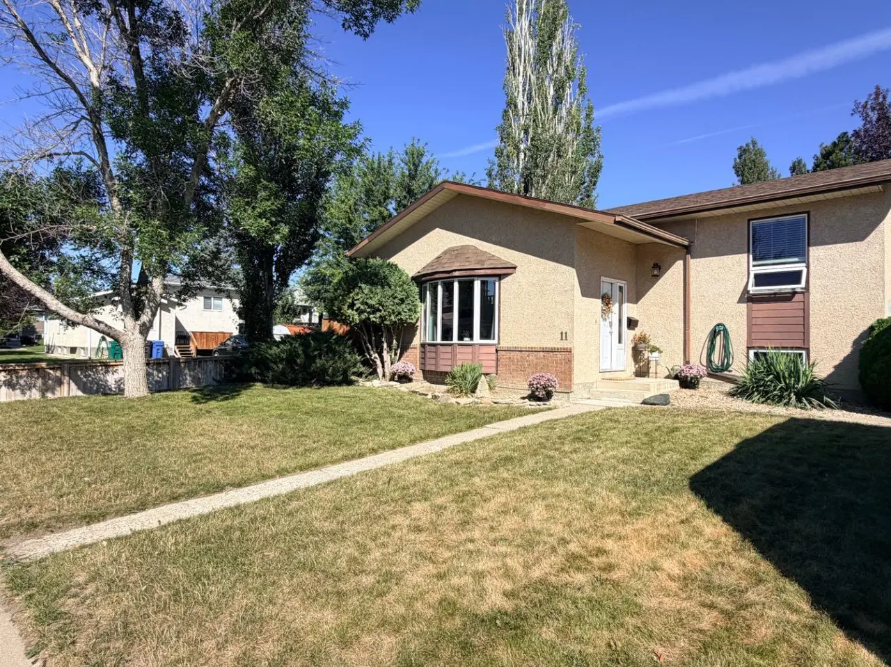11 Lakhota Crescent W