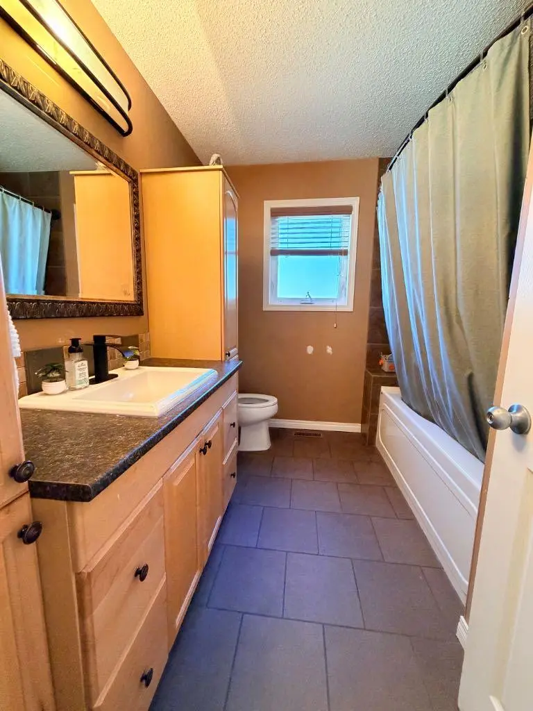 11 Lakhota Crescent W