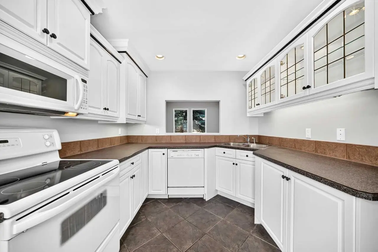 15, 2210 Oakmoor Drive SW
