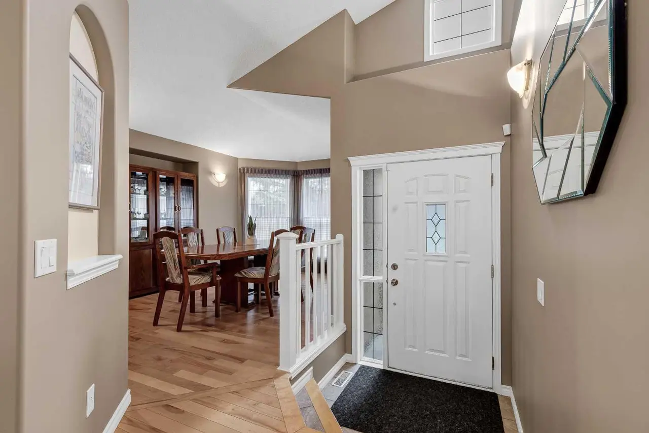 10 Strathlea Grove SW