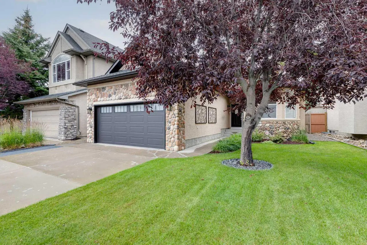 10 Strathlea Grove SW