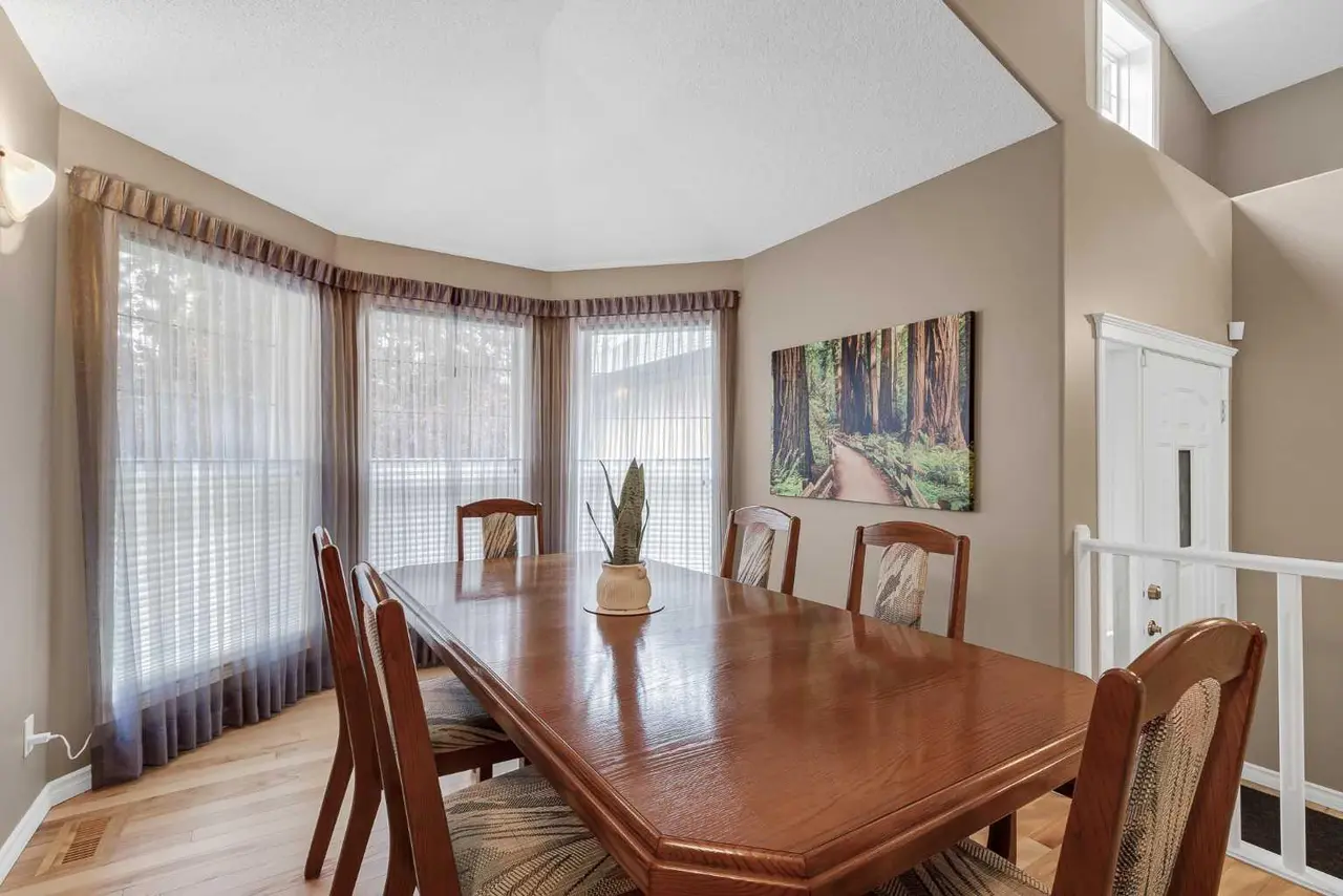 10 Strathlea Grove SW