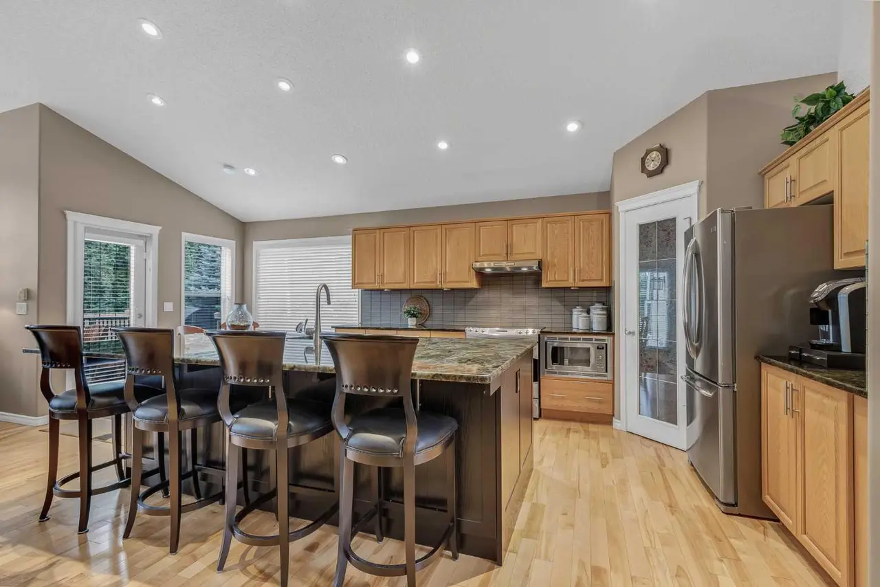 10 Strathlea Grove SW