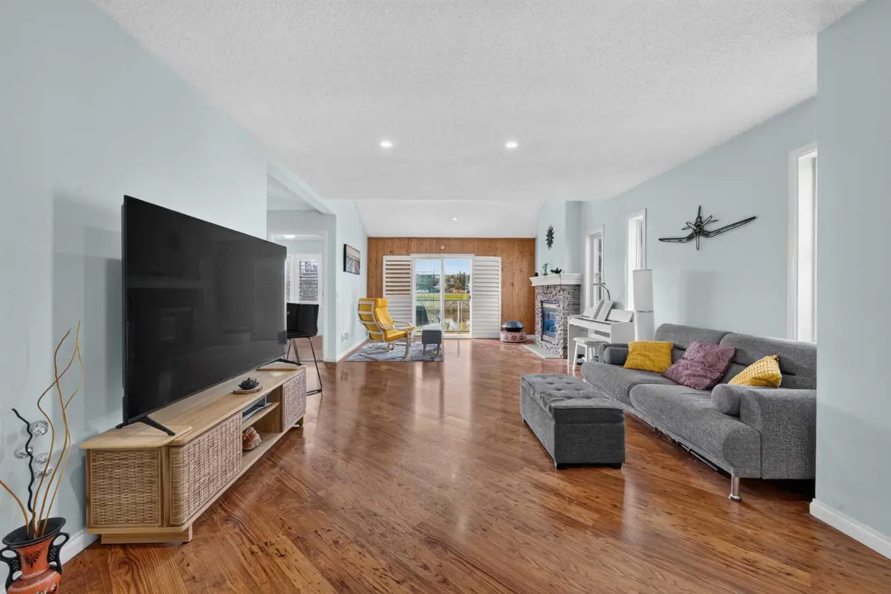 304, 39 Hidden Creek Place NW