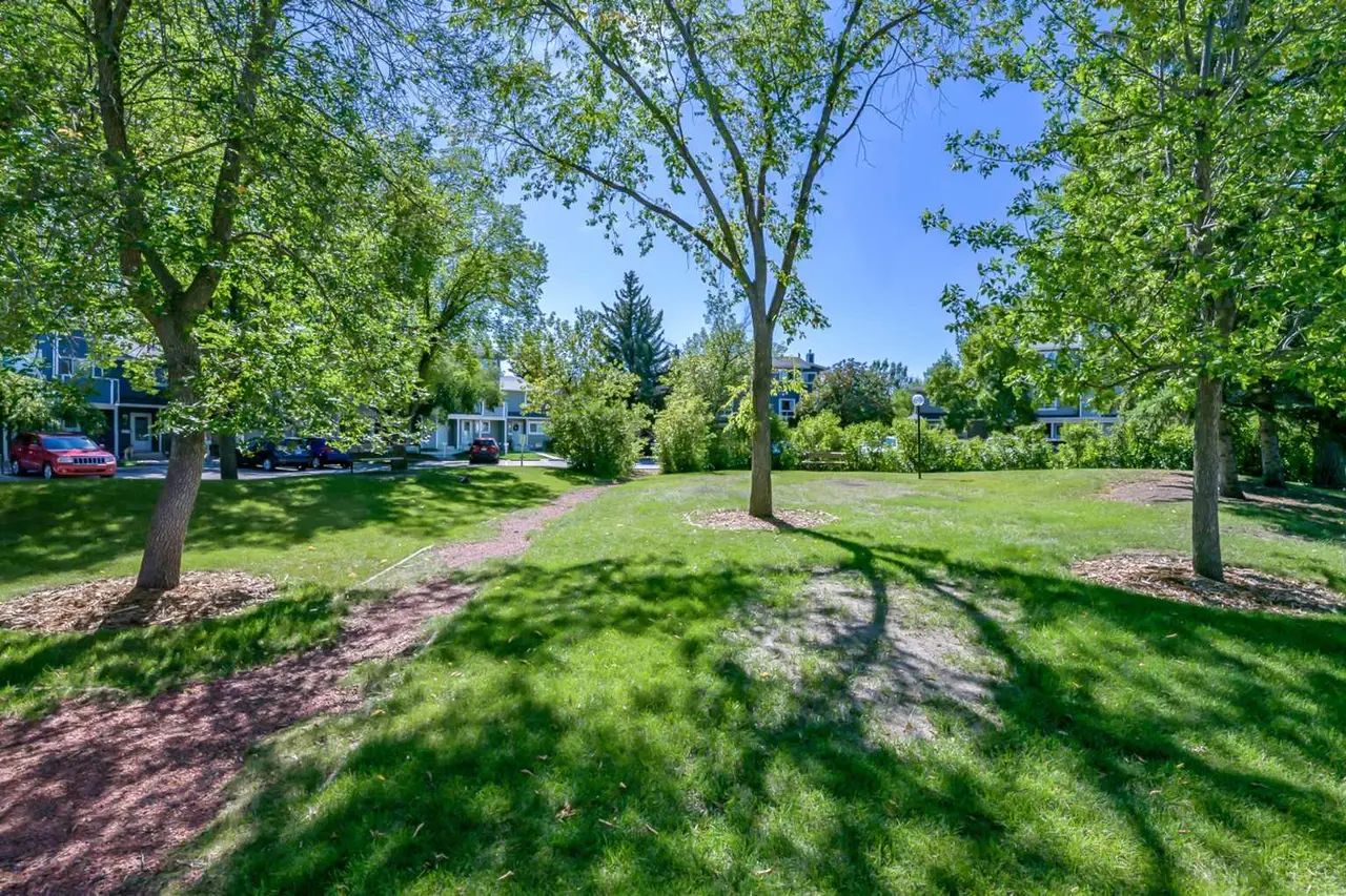 76, 200 Shawnessy Drive SW