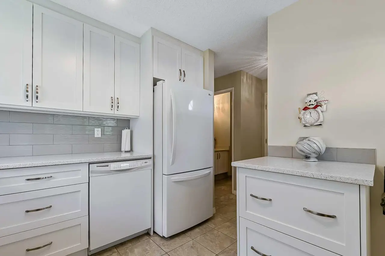 76, 200 Shawnessy Drive SW