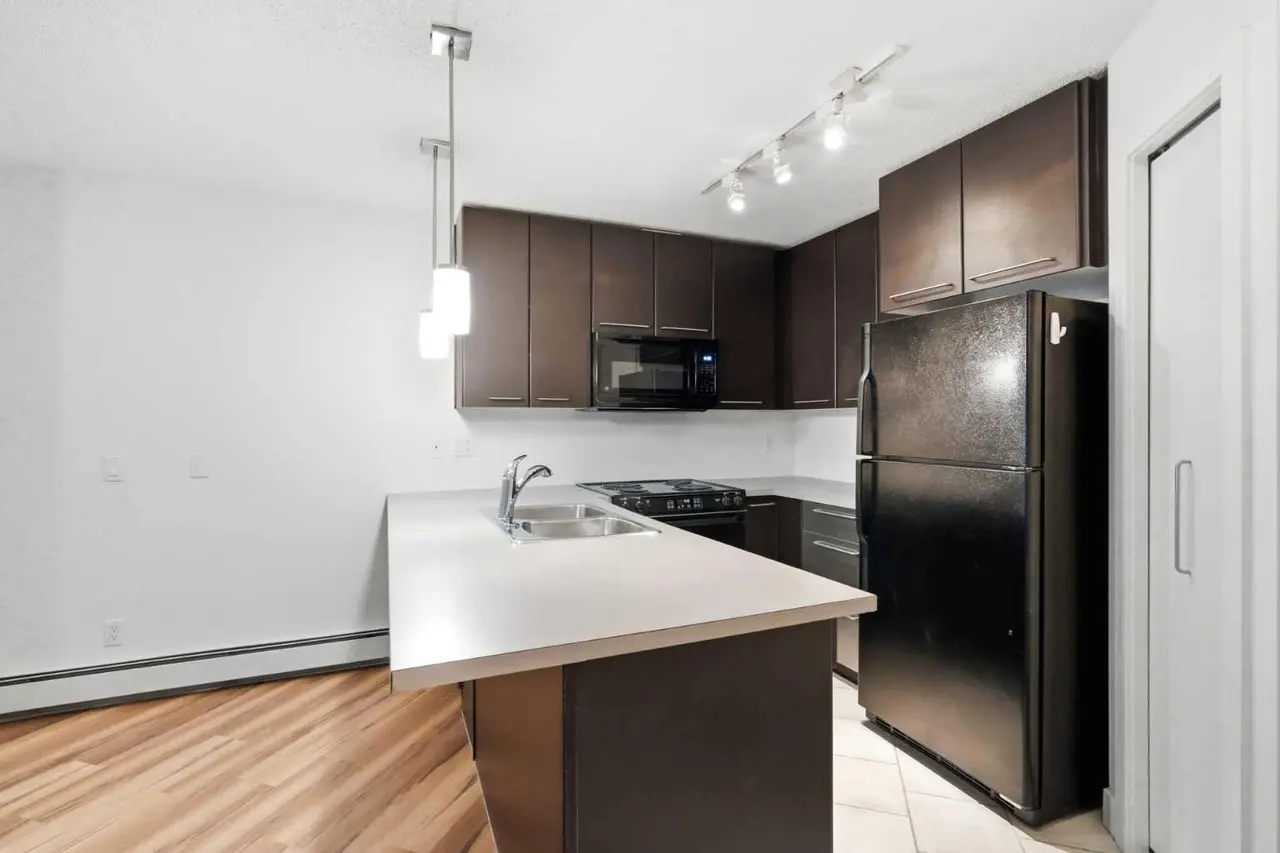 235, 35 Richard Court SW