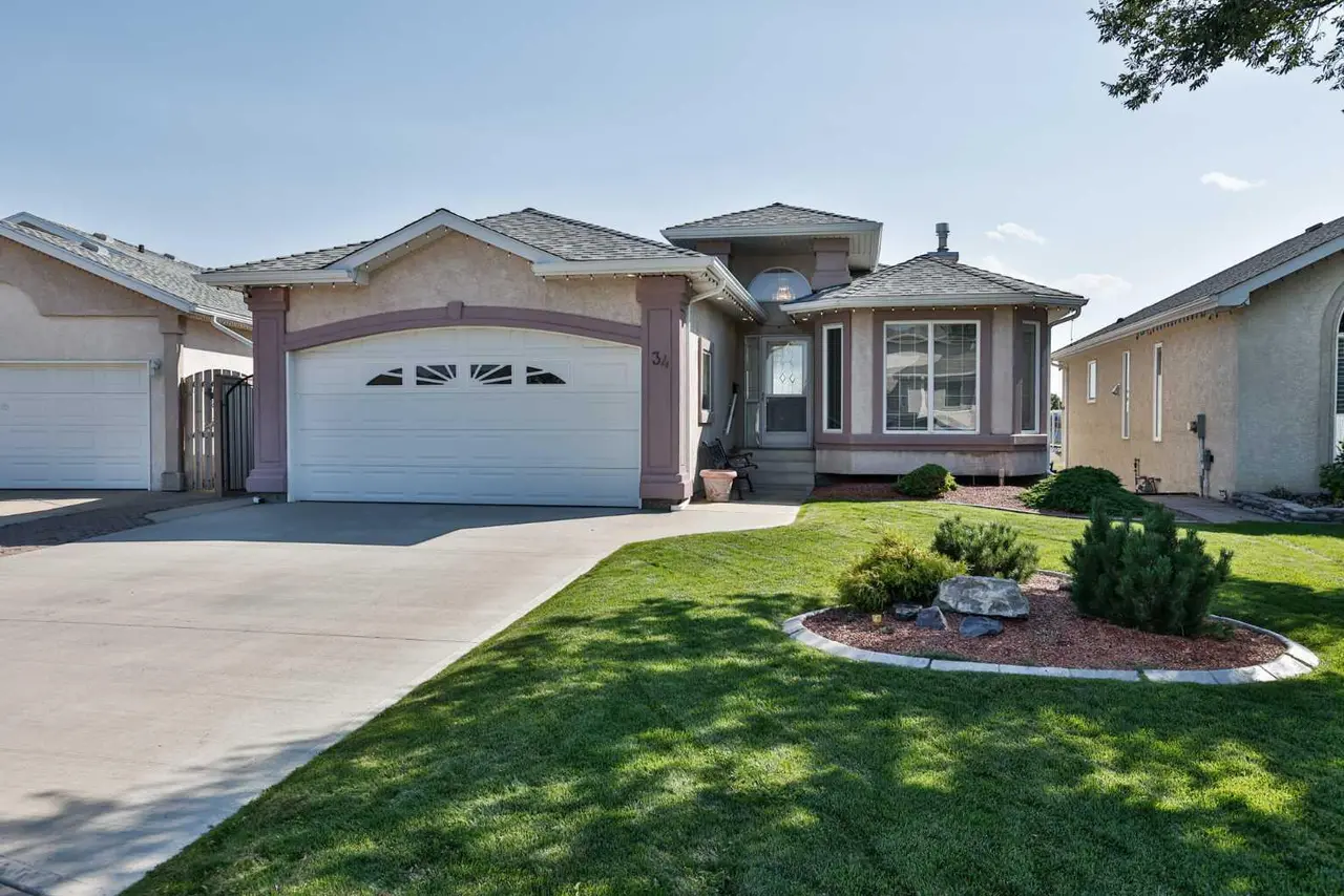 34 Fairmont Crescent S