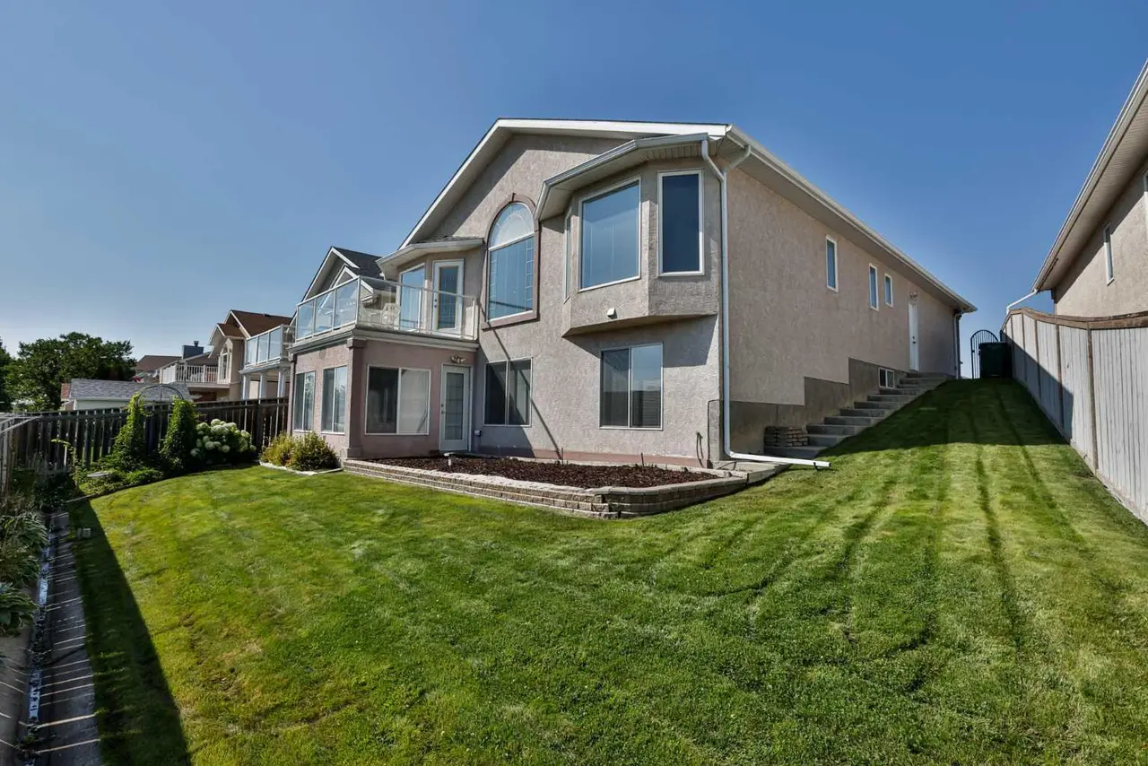 34 Fairmont Crescent S
