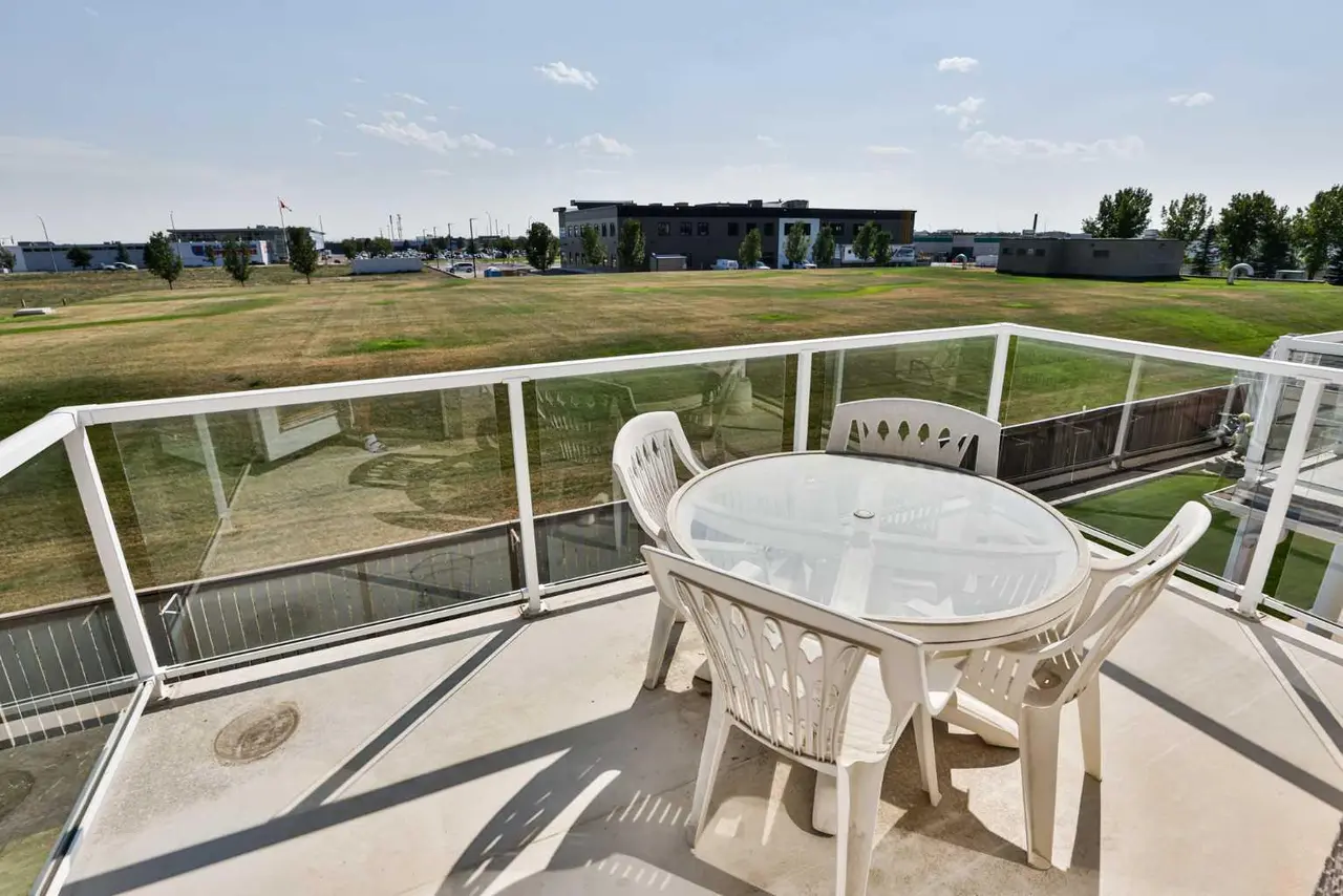 34 Fairmont Crescent S