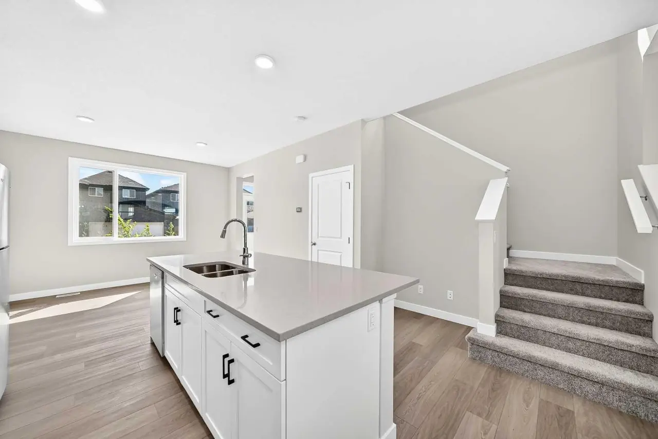 619 Savanna Crescent NE