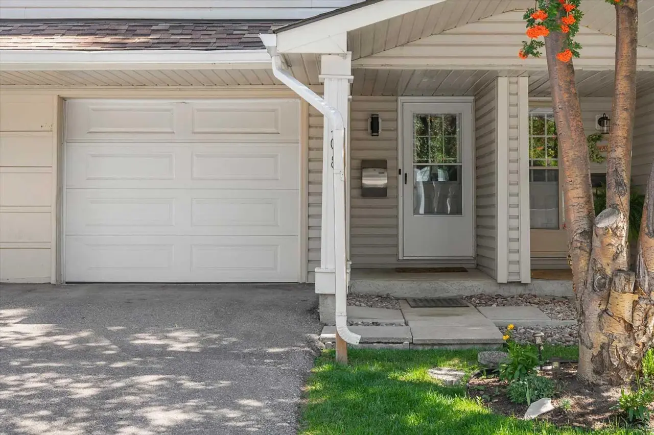 208 Queenston Heights SE