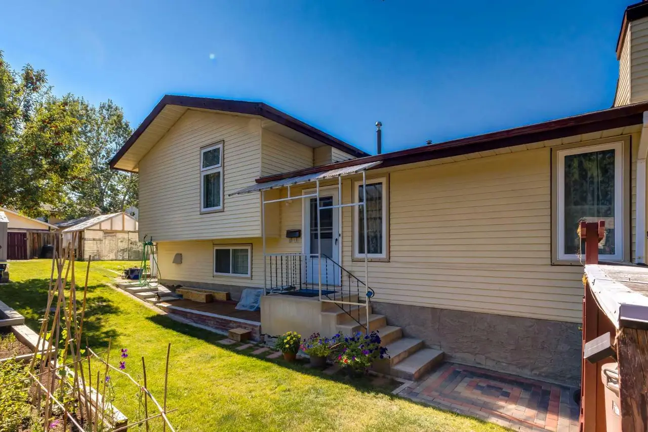 116 Bearberry Crescent NW
