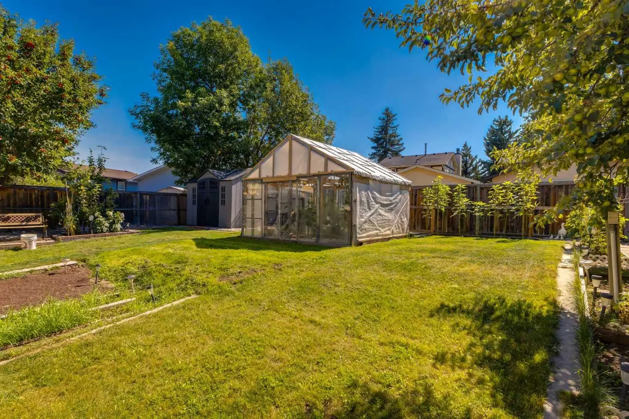 116 Bearberry Crescent NW