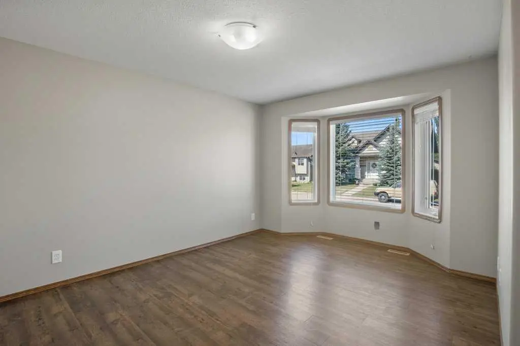 127 Lyons Close 