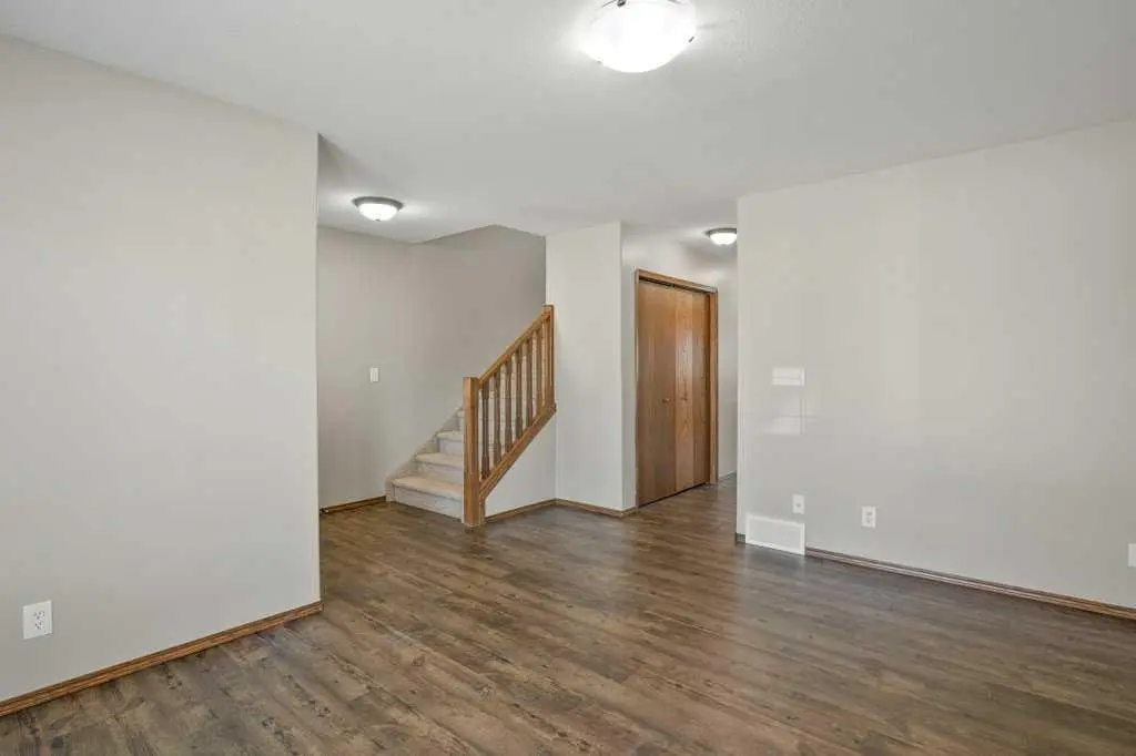 127 Lyons Close 