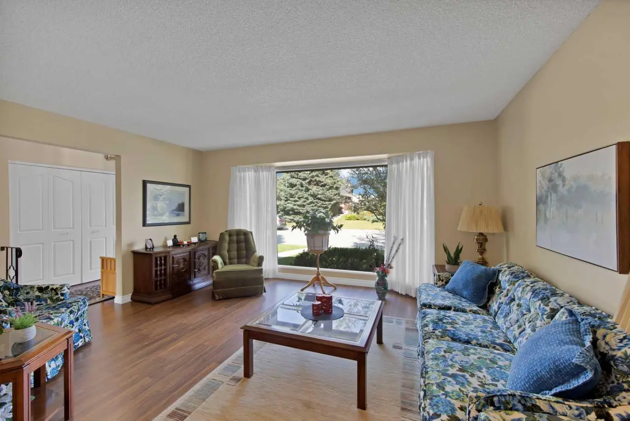 256 Parkwood Close SE