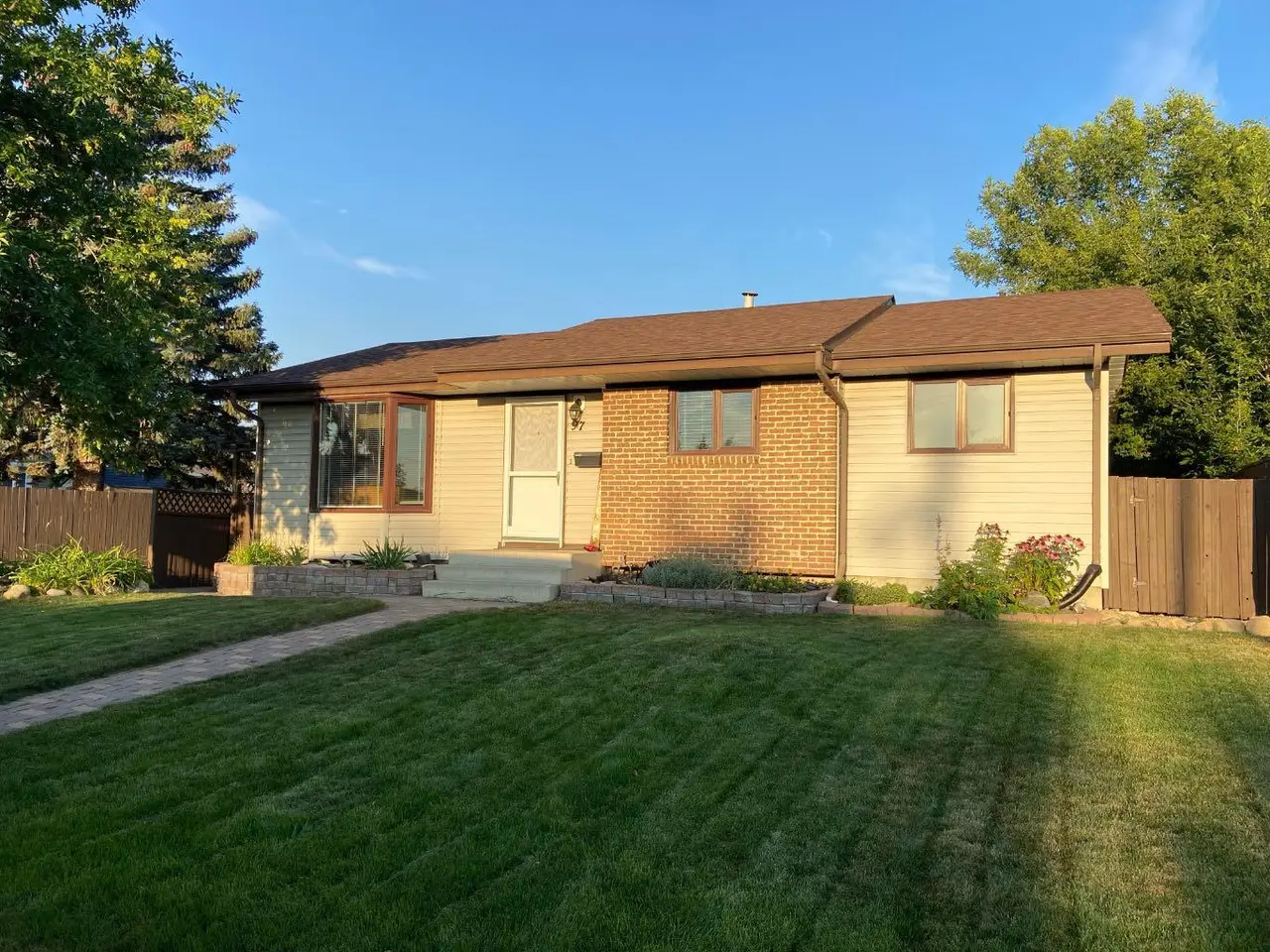 97 Greenview Close N
