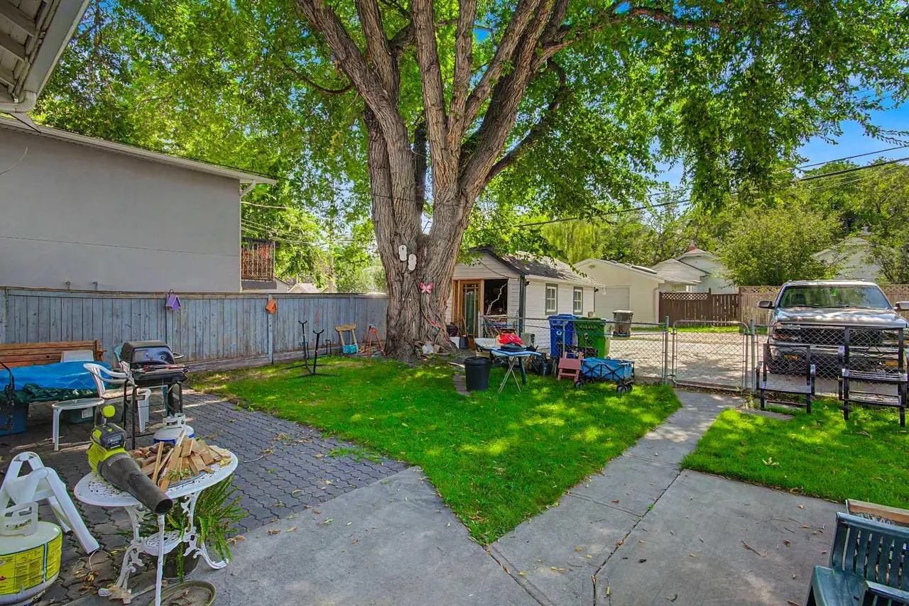 121 10 Avenue NE