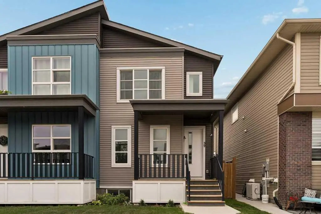 39 Howse Rise NE