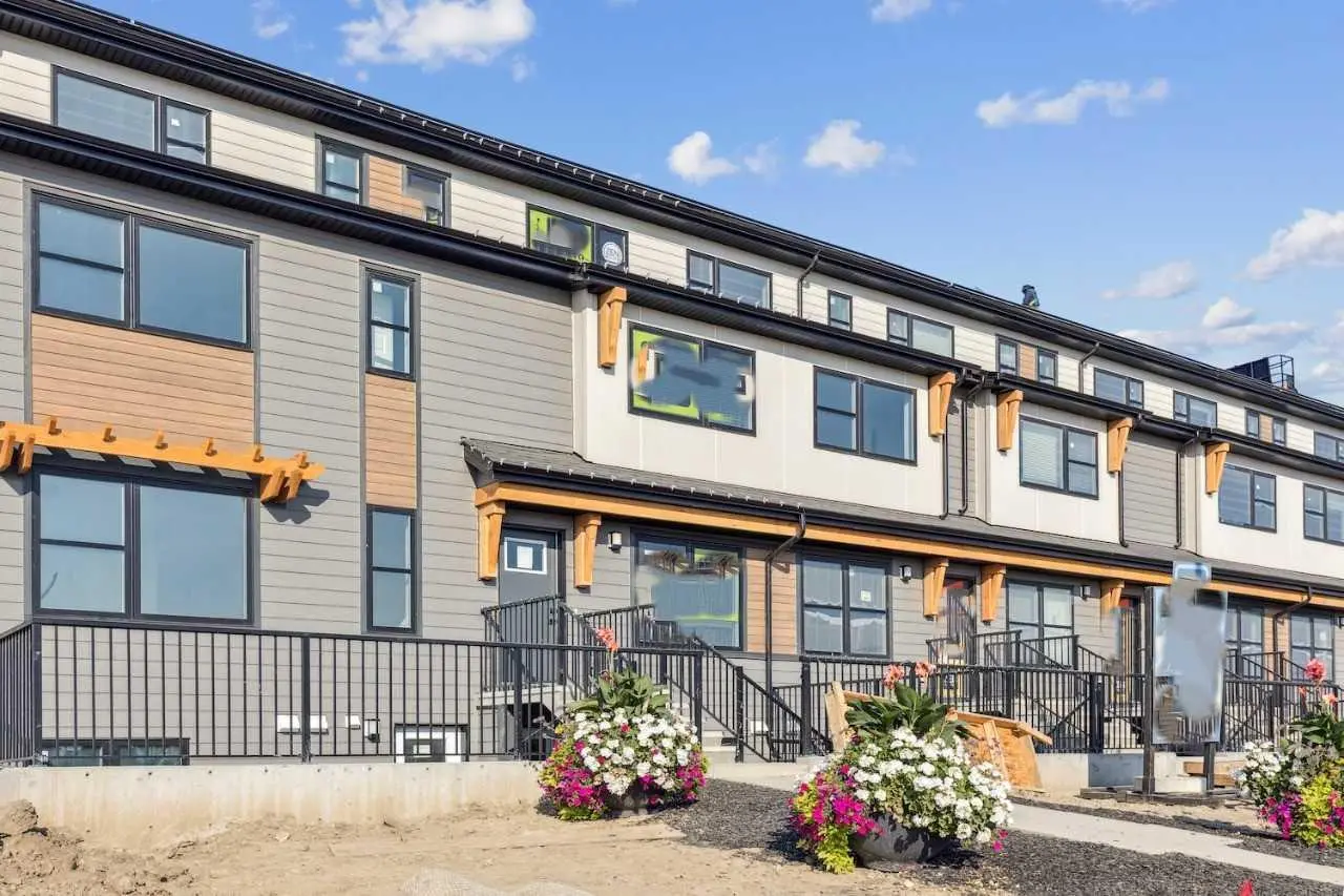 810, 135 Mahogany Parade SE