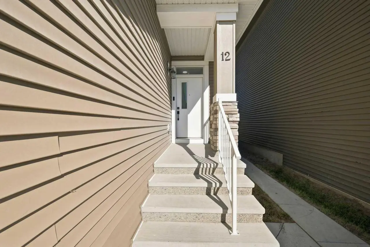 12 Corner Glen Row NE
