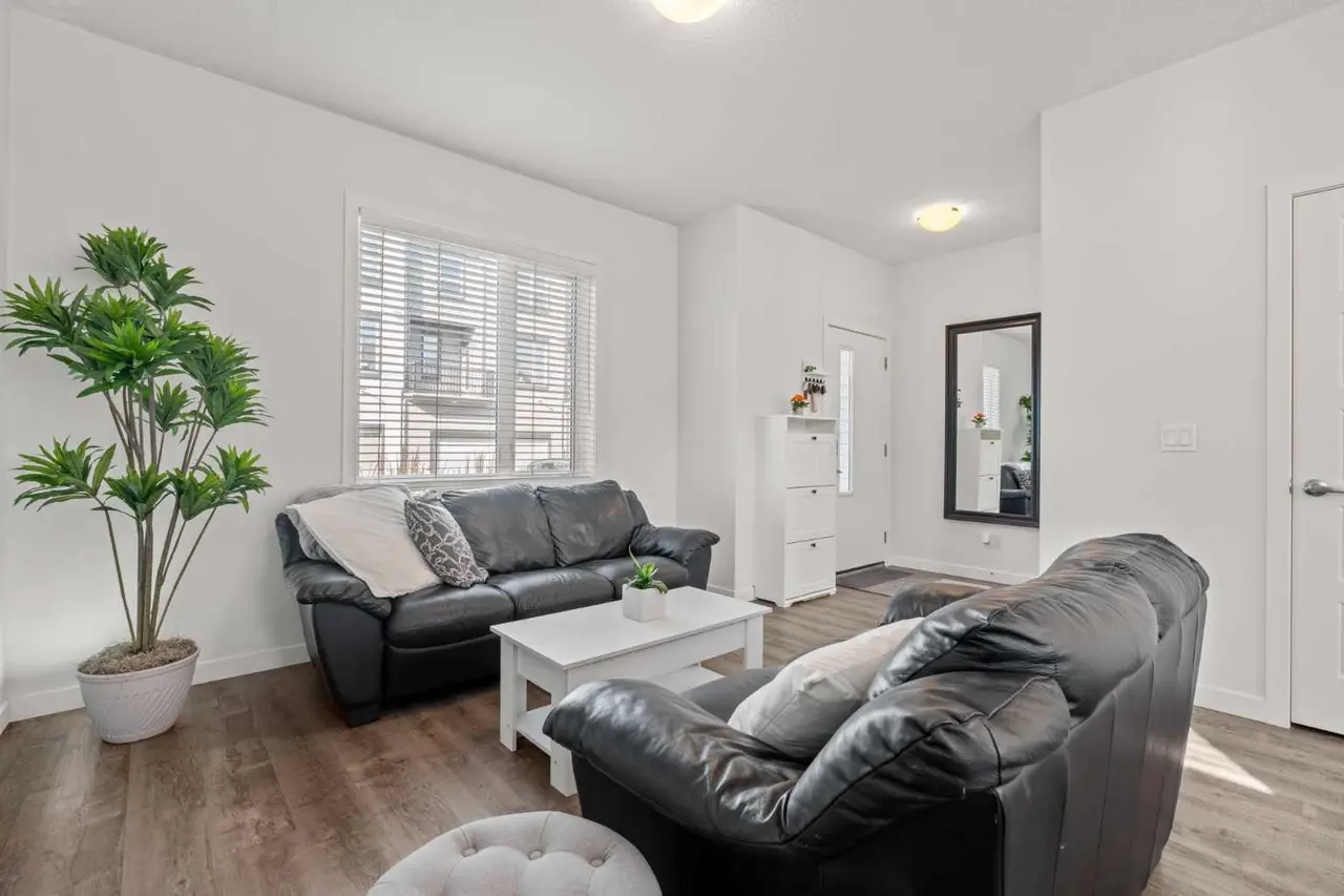 108, 75 Evanscrest Common NW