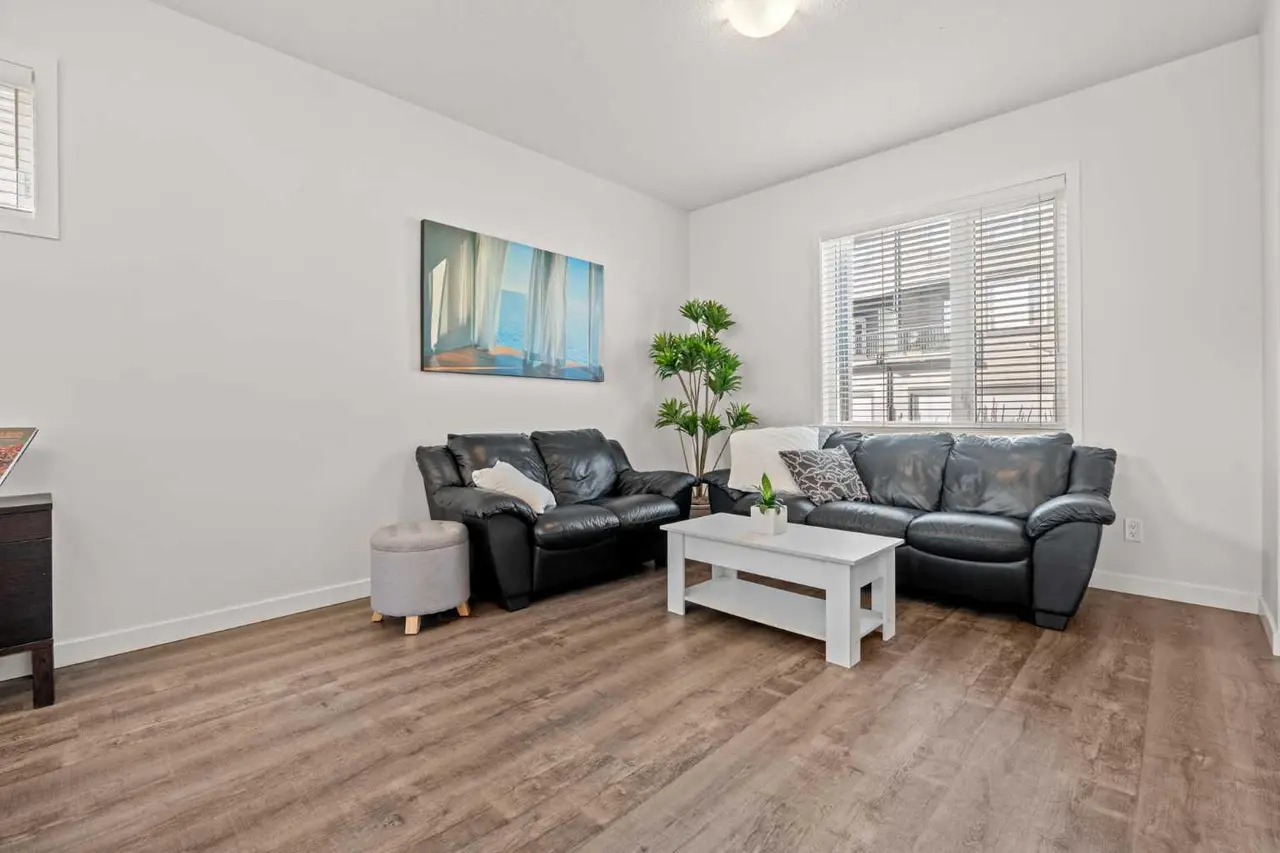 108, 75 Evanscrest Common NW